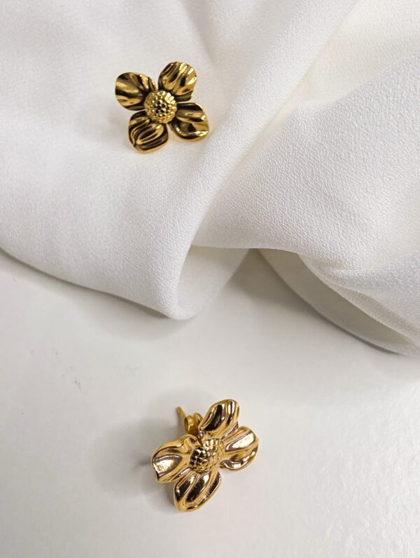 Boucles d’oreilles AURÉLIA – Fleurs dorées sculptées