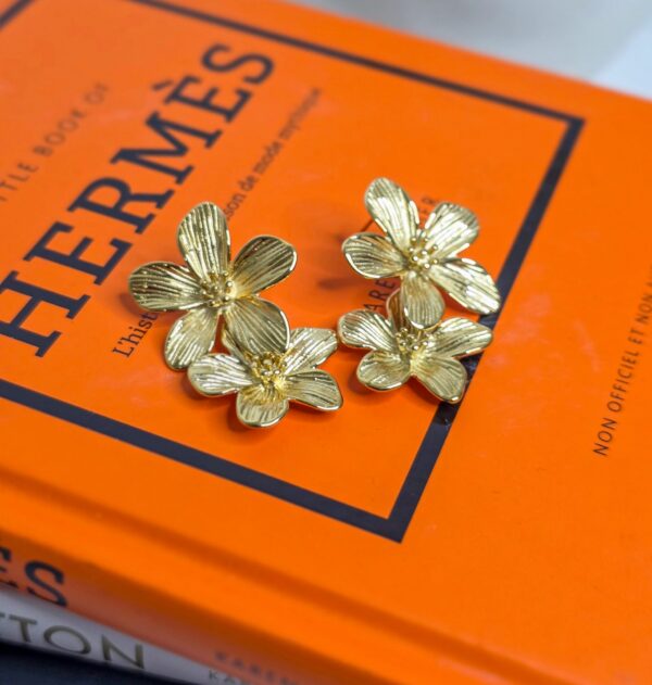 Boucles d’oreilles FLOREA DUO – Fleurs dorées sculptées