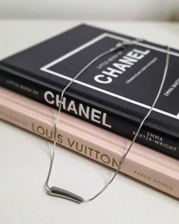 Collier NOLAN – Barre argentée minimaliste